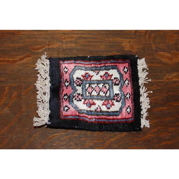 Charming Handcrafted Dollhouse Miniature Rug - Picture 1 of 3